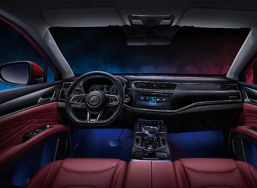 Interior del DFSK F5 con vista del salpicadero y luna delantera