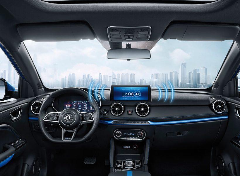 Interior del DFSK Seres 3 con vista del salpicadero y luna delantera